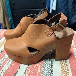 NWOT White Mountain Brown Platform Clogs